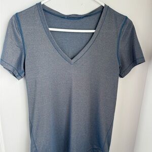 Lululemon women’s workout top